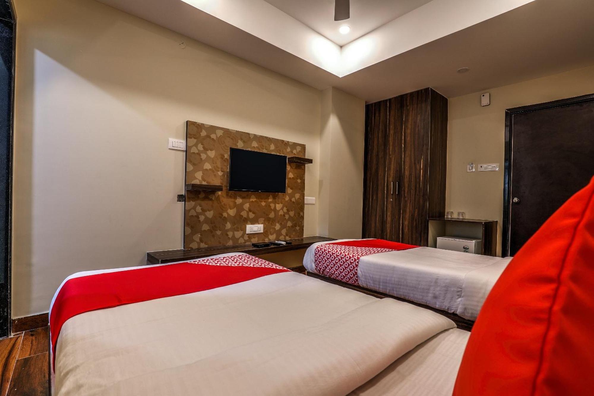 Capital O Sky Grand Hotel Hyderabad Exterior foto