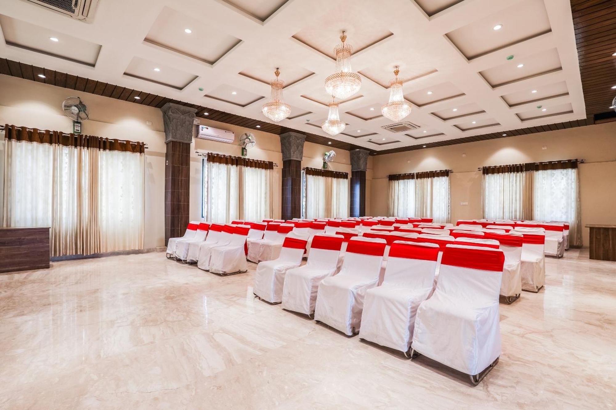 Capital O Sky Grand Hotel Hyderabad Exterior foto