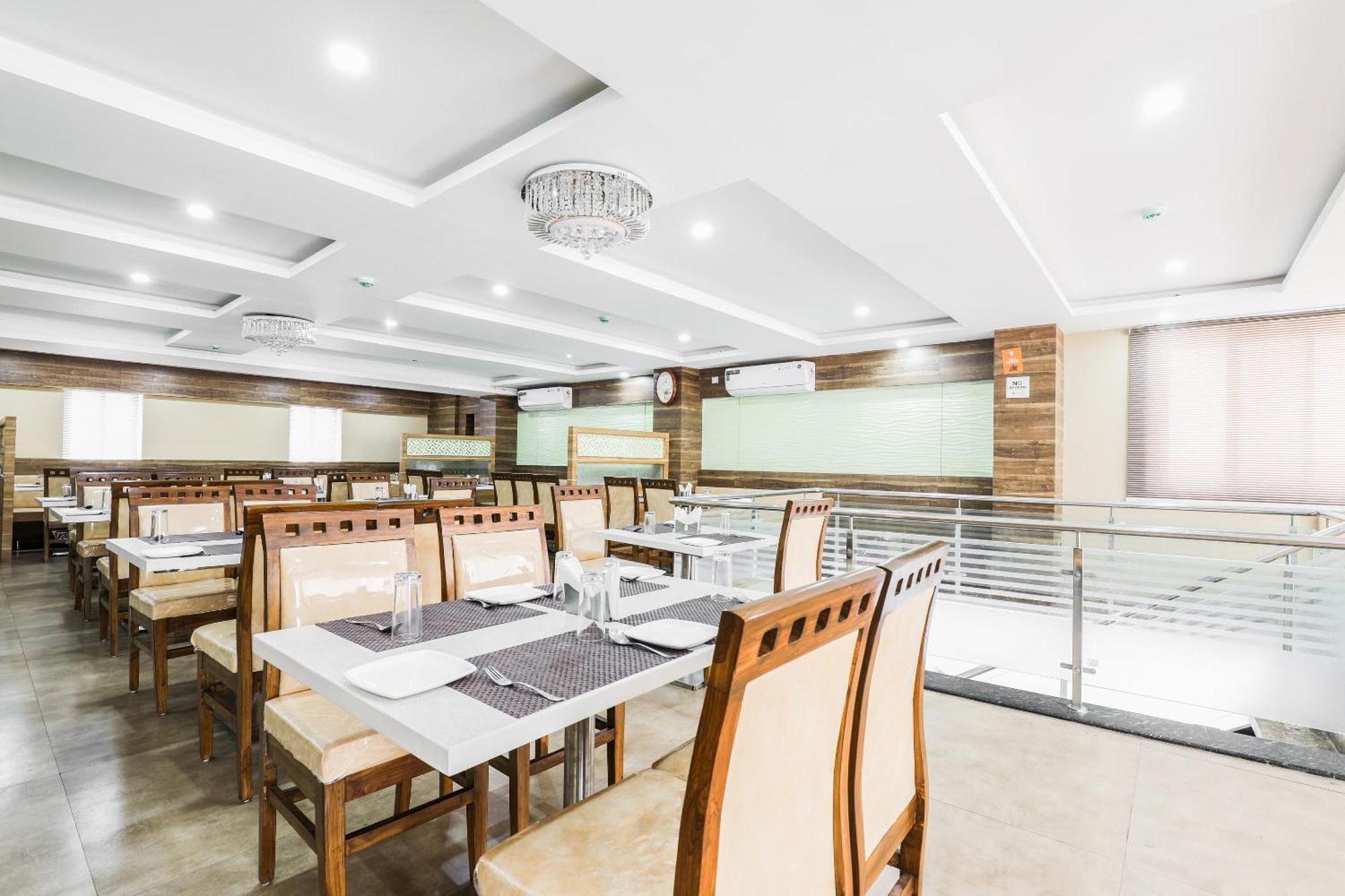 Capital O Sky Grand Hotel Hyderabad Exterior foto